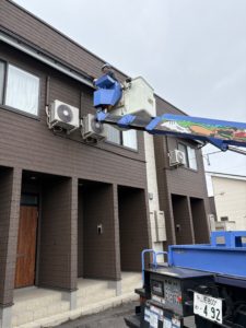 米沢市にて雨樋修繕工事。高所作業車稼働中！