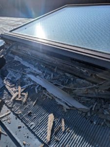 トップライト_雨でボロボロ